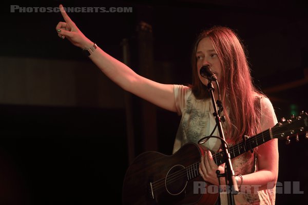ANNA B SAVAGE - 2025-04-13 - PARIS - Petit Bain - 